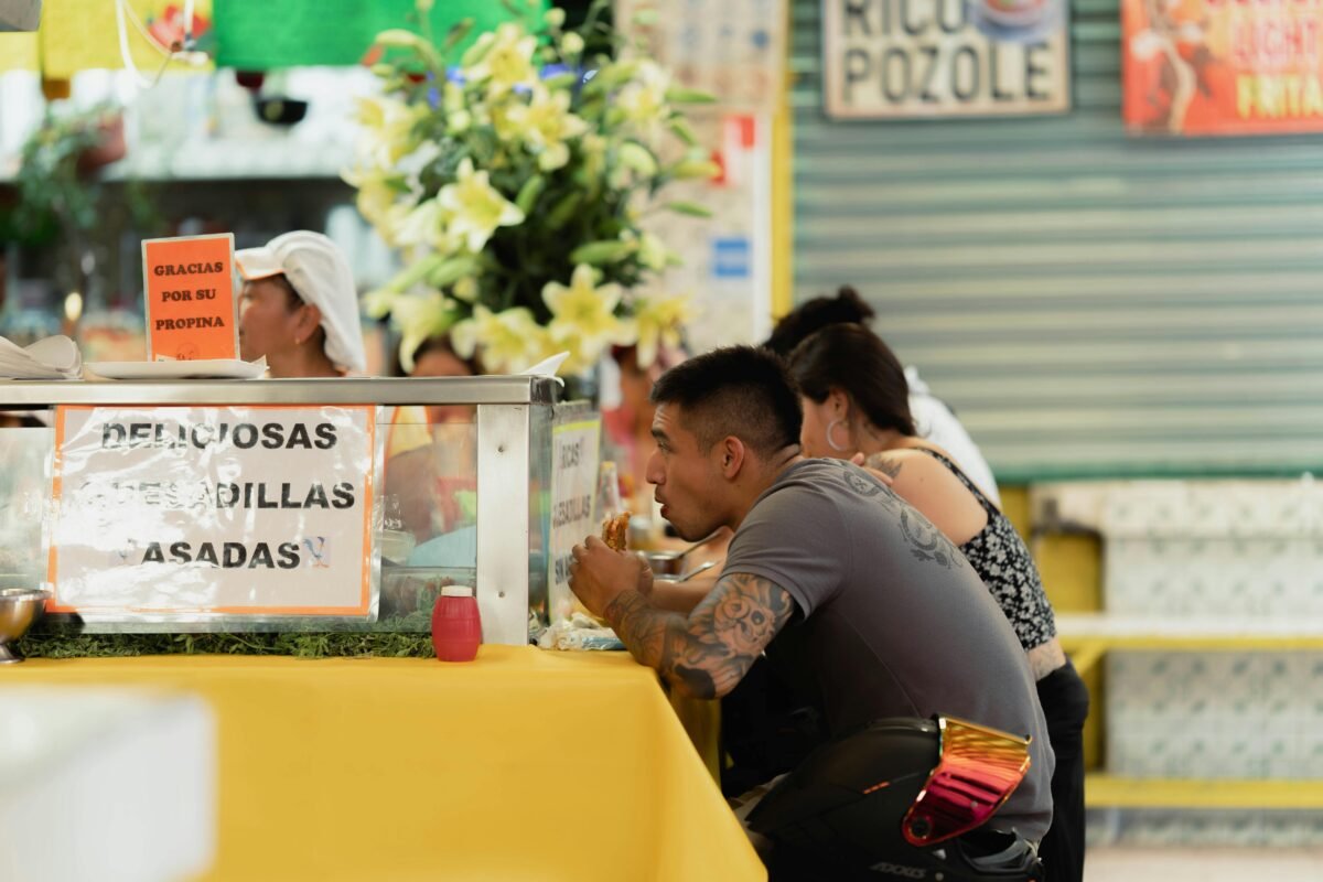 viajar y comer en mercados locales