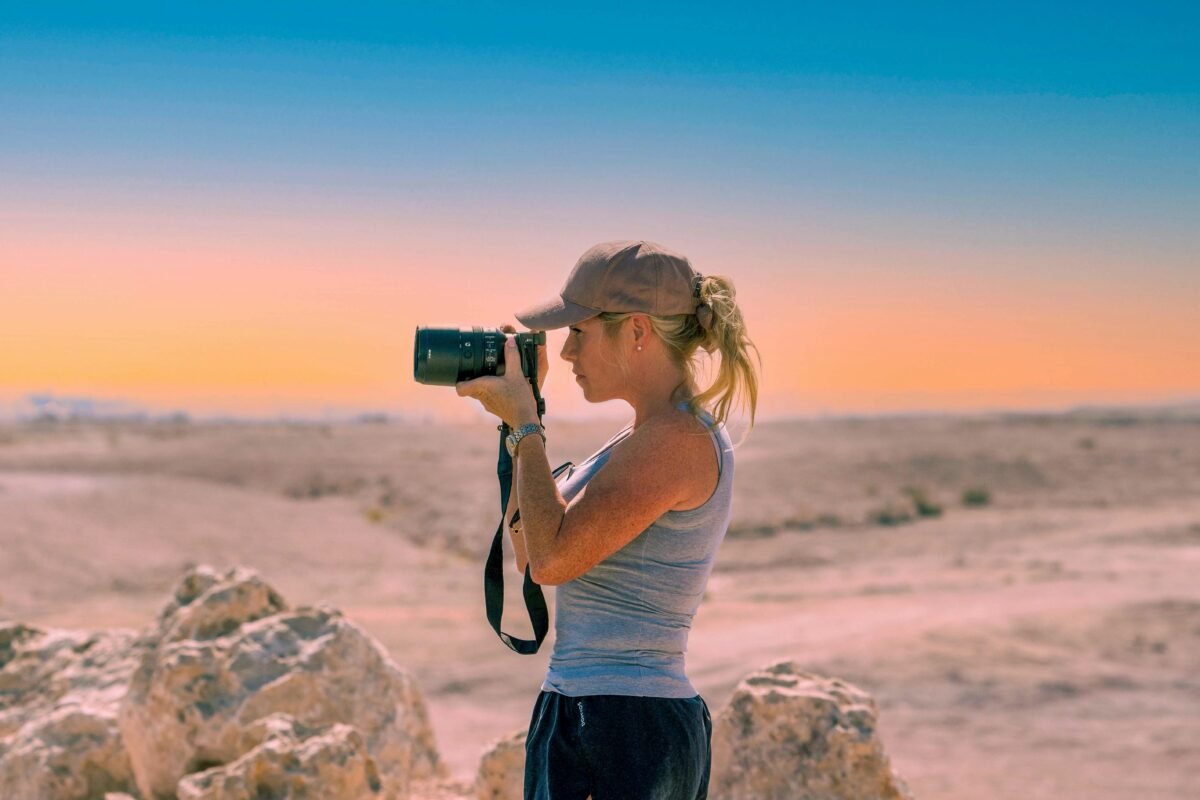 chica viajera tomando foto del paisaje