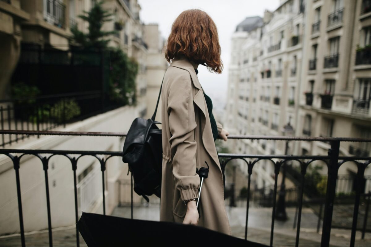 chica viajera después de volver de un viaje sola con nostalgia