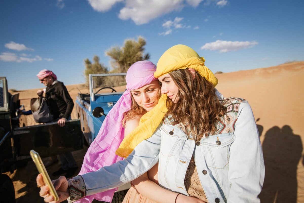 chicas viajeras tomando foto selfie