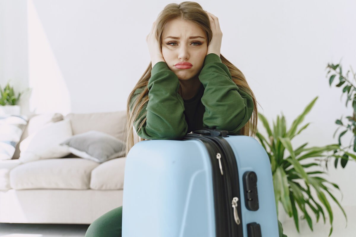 chica viajera con bajón post viaje después de viajar sola