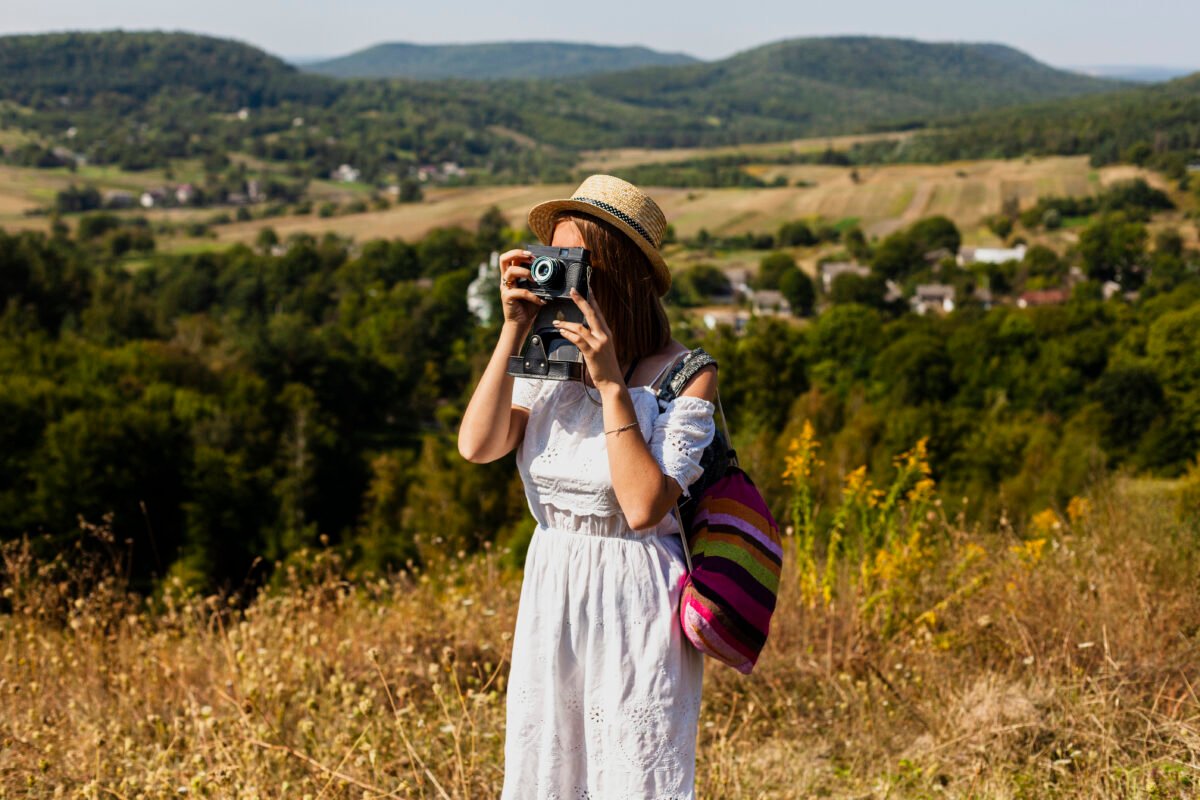 chica viajera tomando fotos