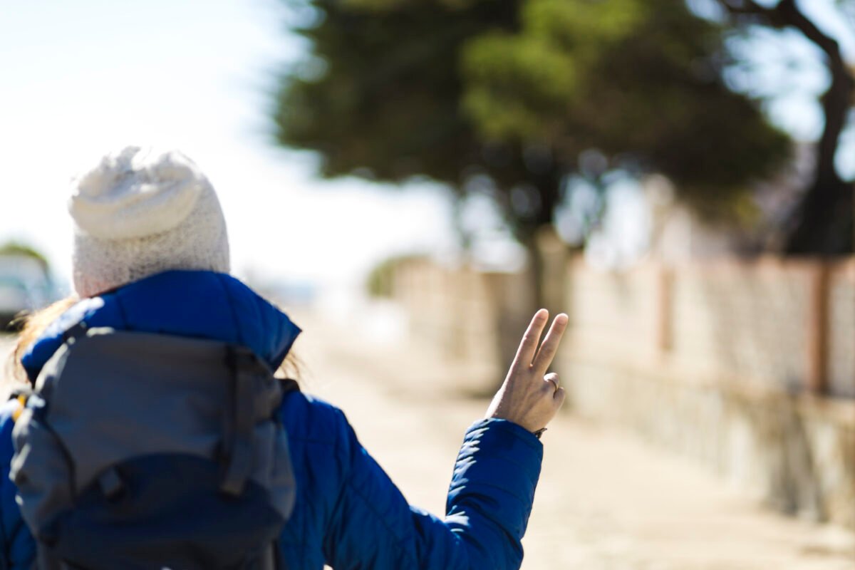 viajera sintiéndose superior al viajar