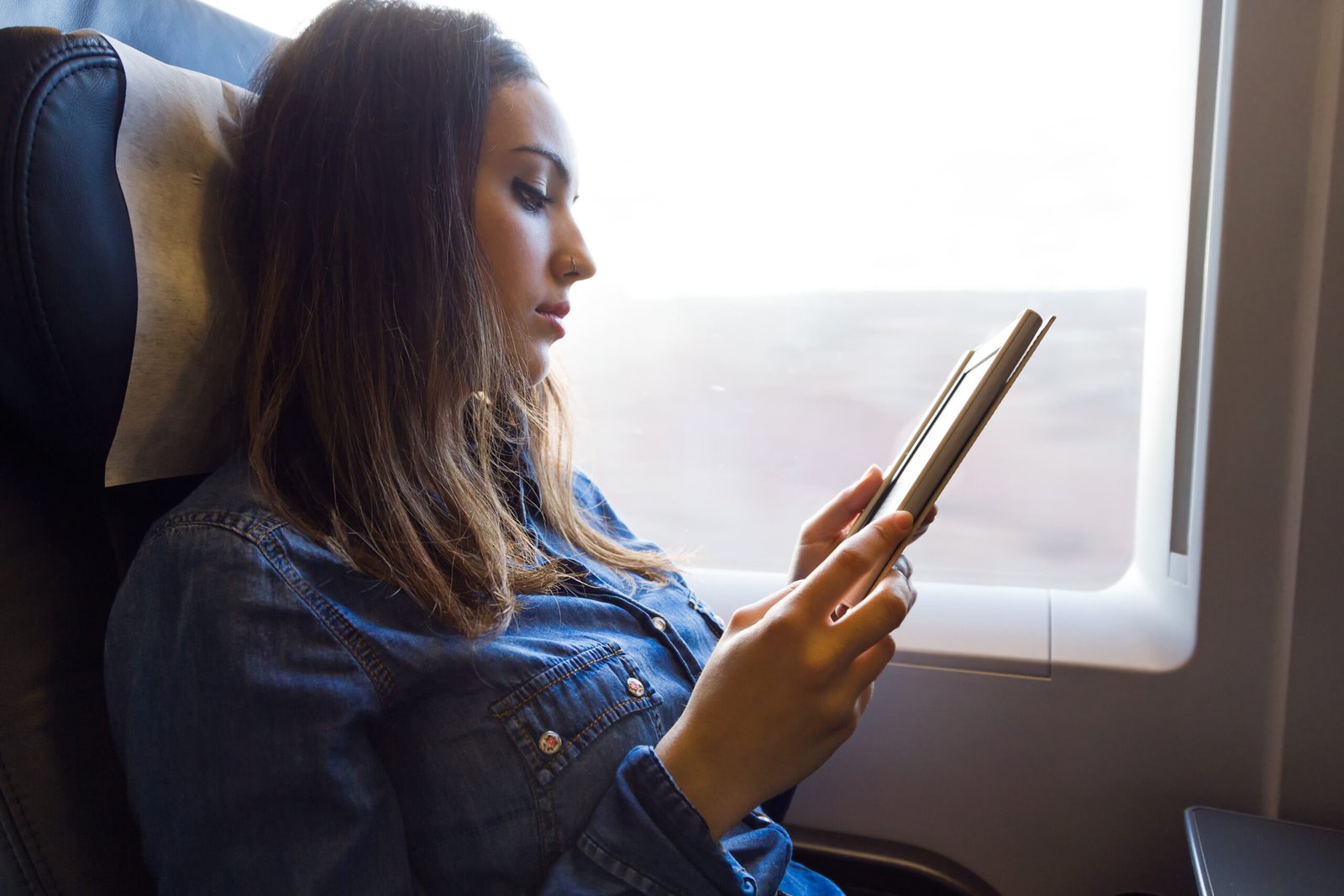 Viajar con un libro: por qué algunos viajeros nunca los abandonan