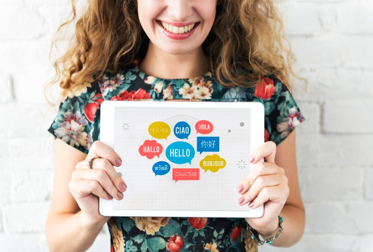 chica viajera usando traductor de idiomas