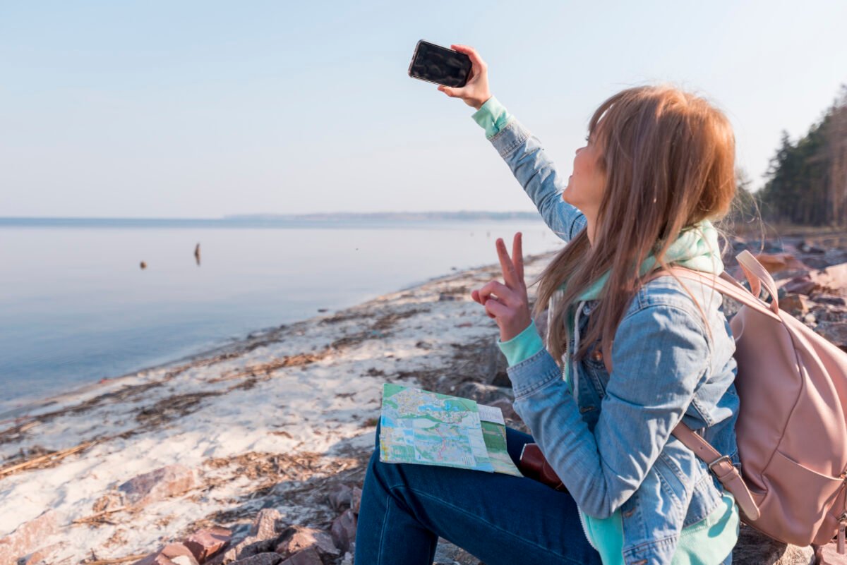 chica viajera tomándose un selfie demostrando ego viajero