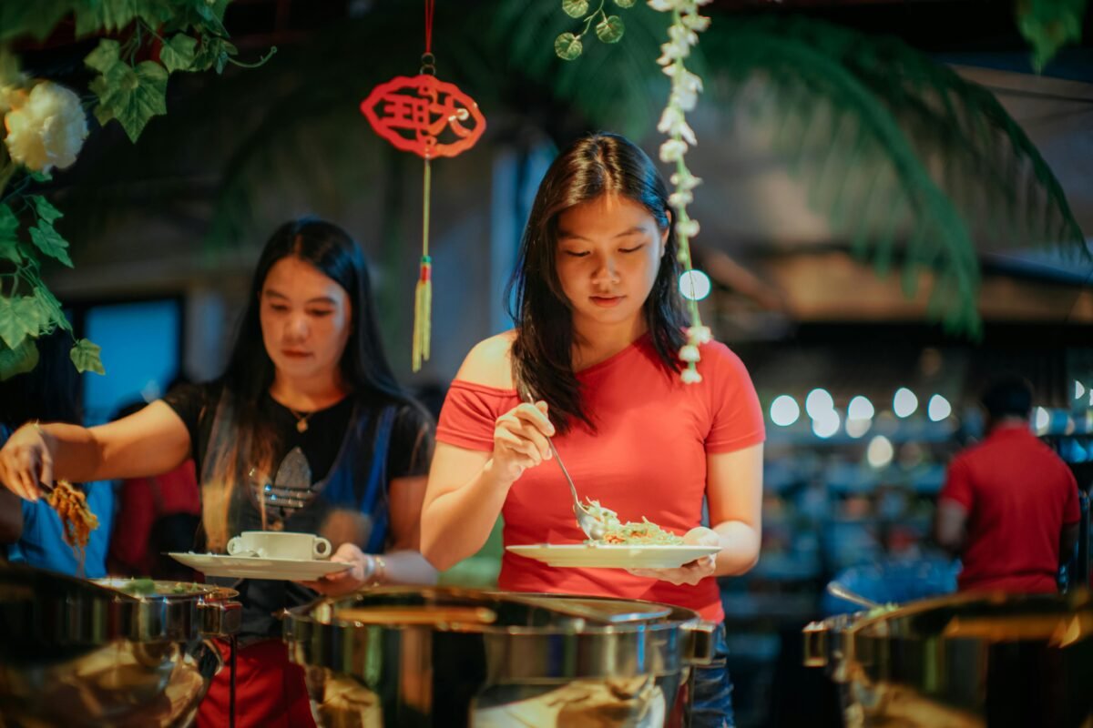 mujer en alojamiento media pensión tomando la cena