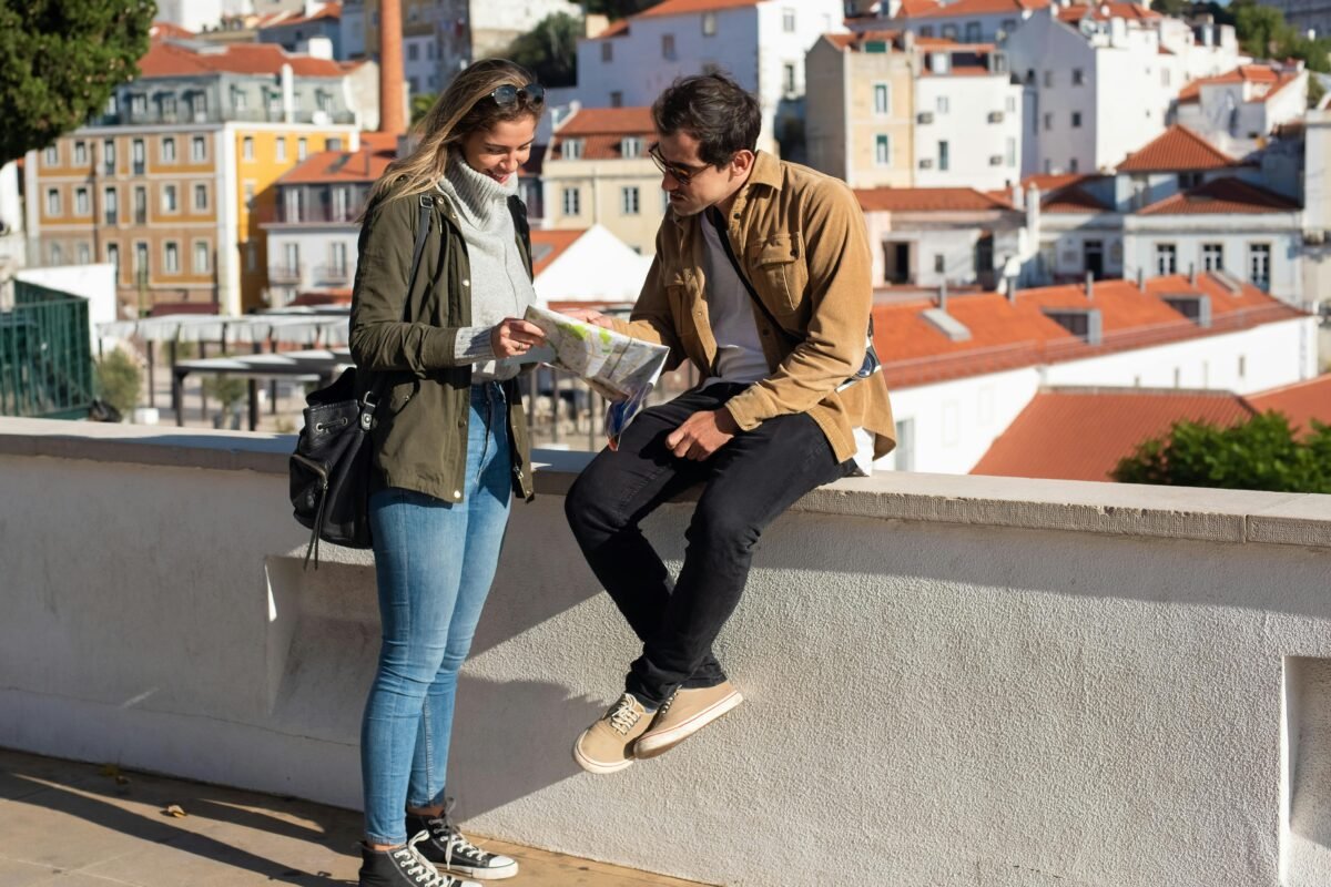chica viajera preguntando dirección en otro idioma