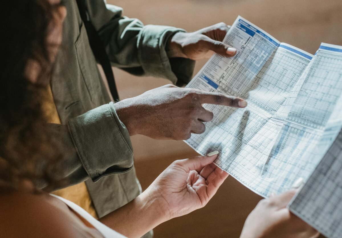 chica viajera pidiendo información en otro idioma