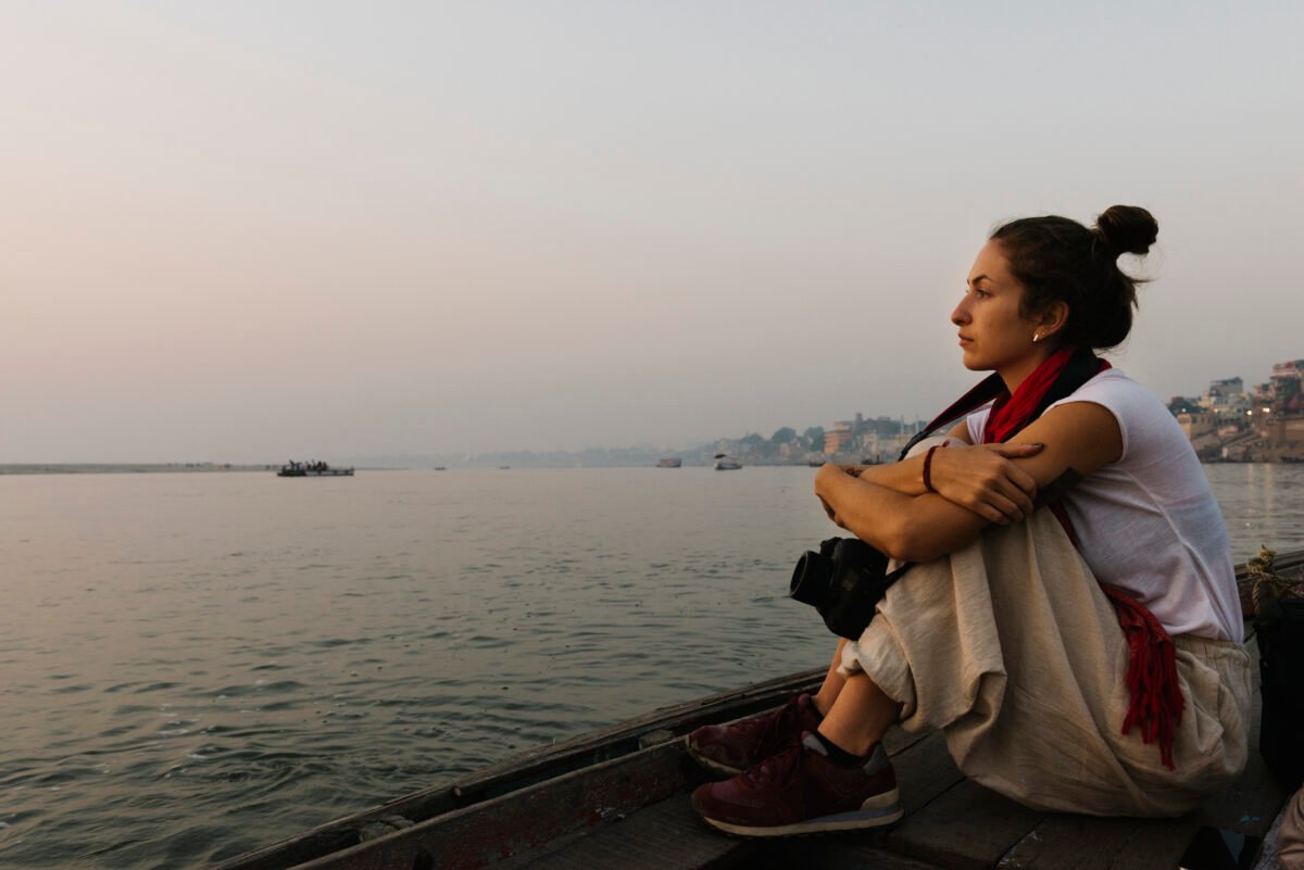 mujer viajera haciendo slow travel