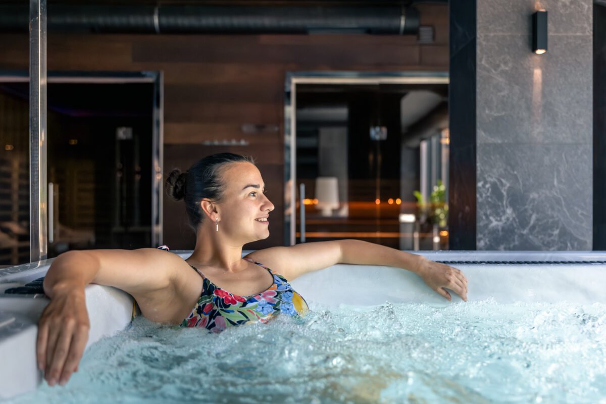 mujer relajada y disfrutando de un spa en un hotel todo incluido