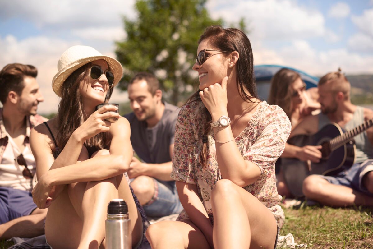 chicas descansando en zona chill en festival de música