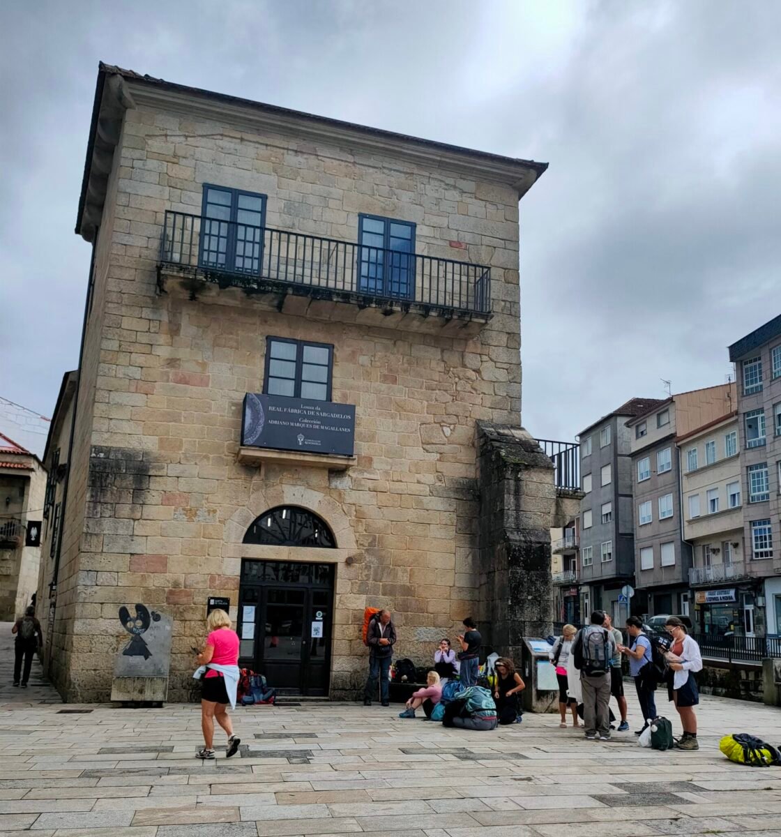 peregrinos haciendo el camino de santiago por primera vez y esperando abierto albergue