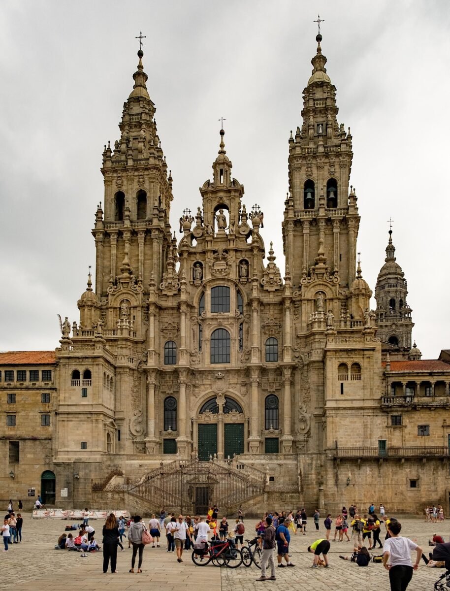 grupos de peregrinos haciendo en camino de santiago por primera vez y llegando a la Catedral de Santiago de Compostela