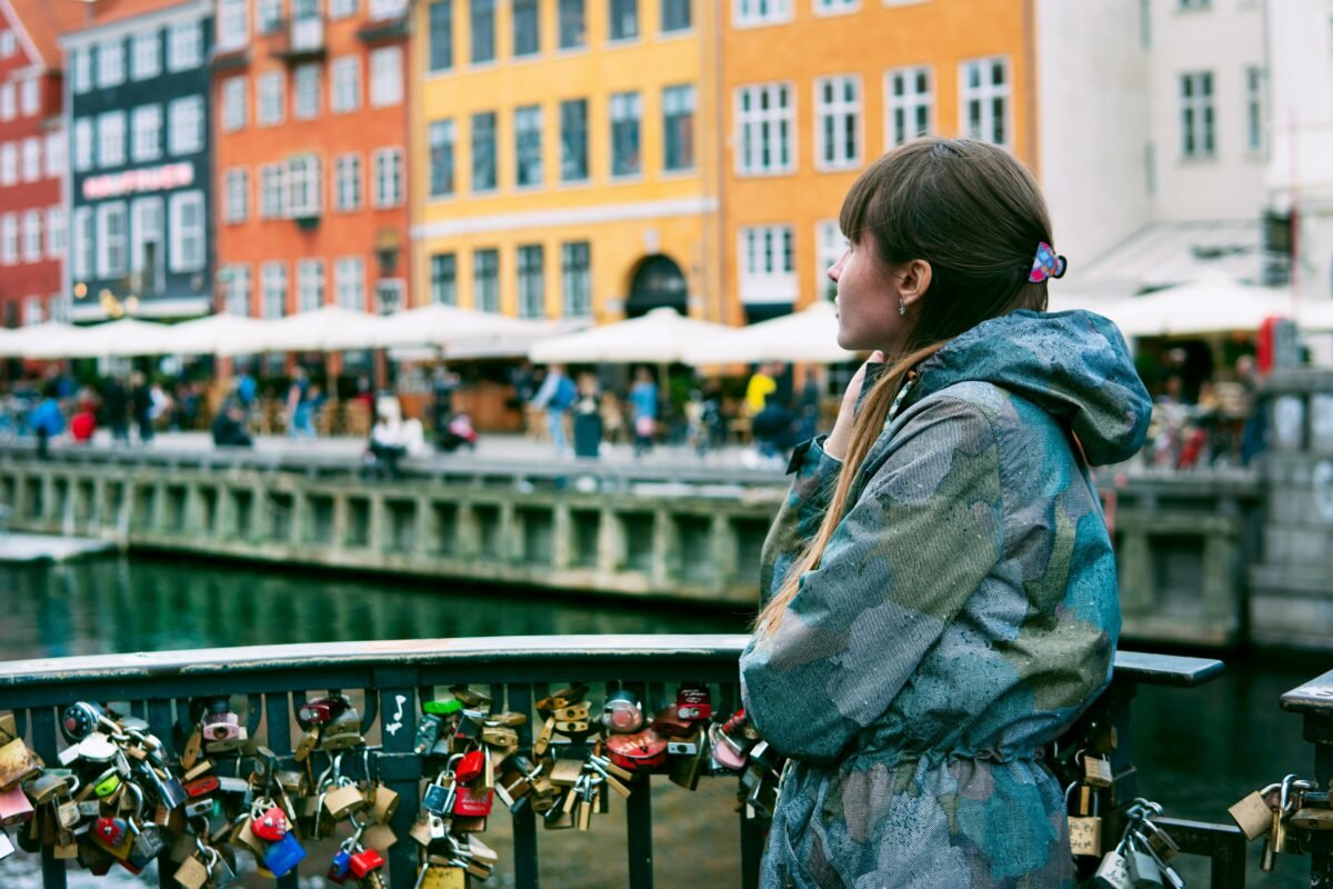 mujer viajera en Copenhague