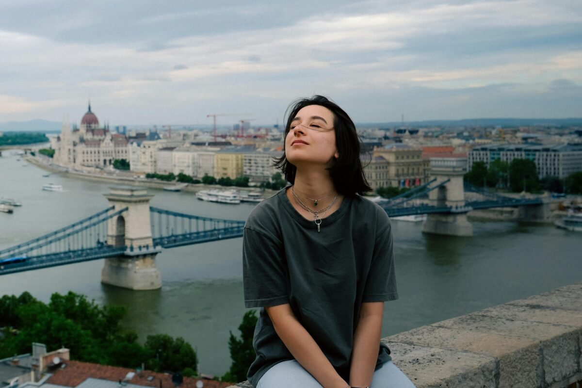 Mujer viajera en Budapest viajando según su momento de vida
