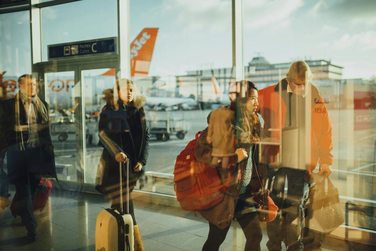 mujer viajera con mochila de equipaje de mano para viajar