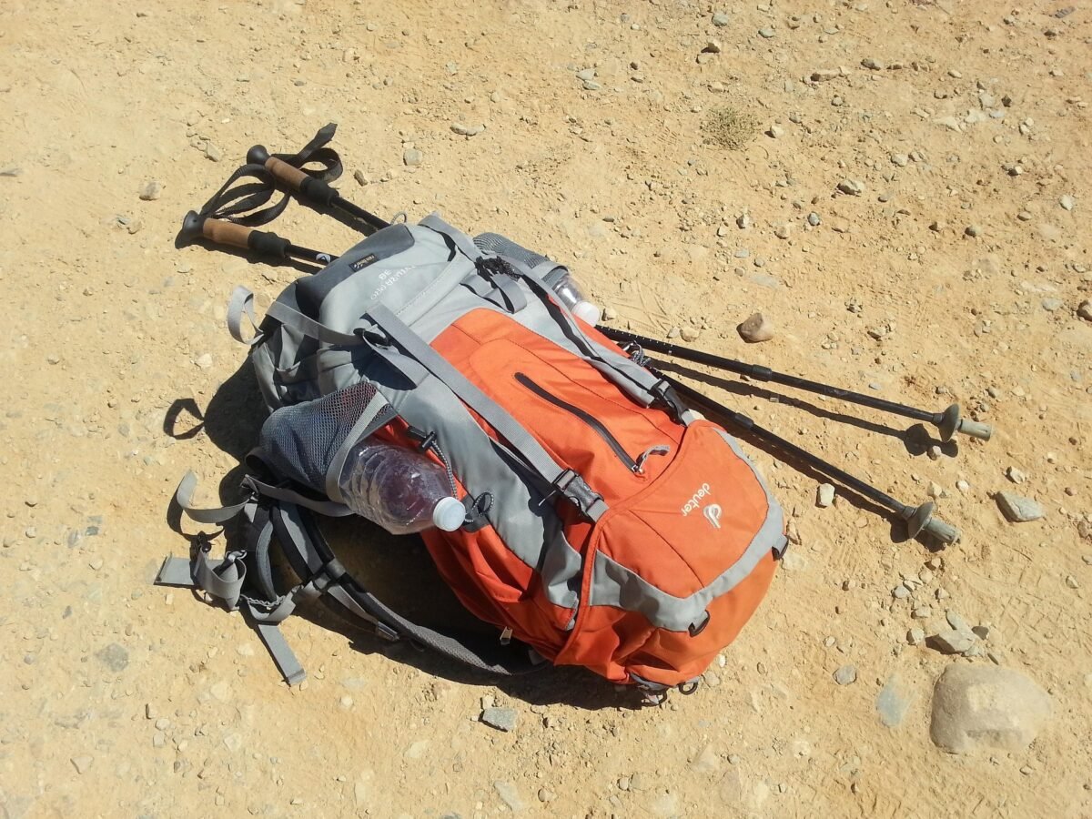 mochila de peregrina haciendo el camino de santiago por primera vez