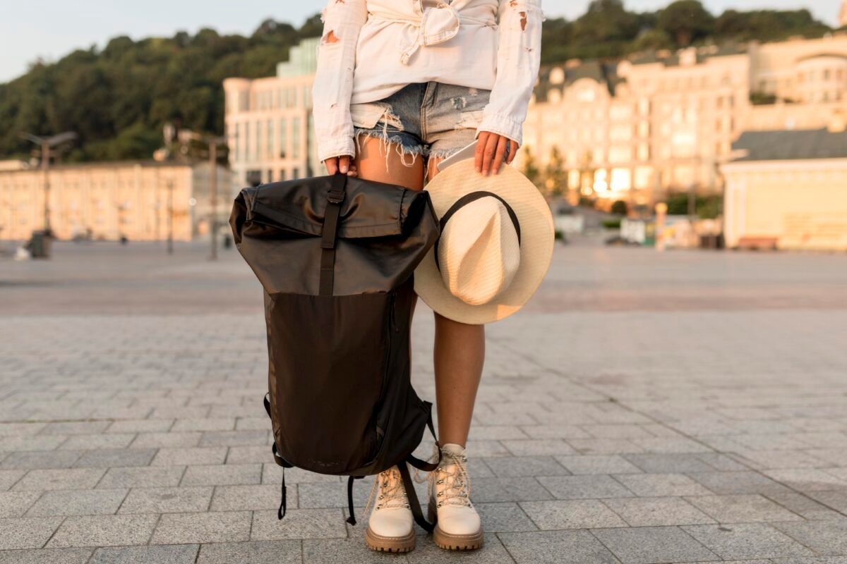 mujer viajera con mochila compacta para viajar