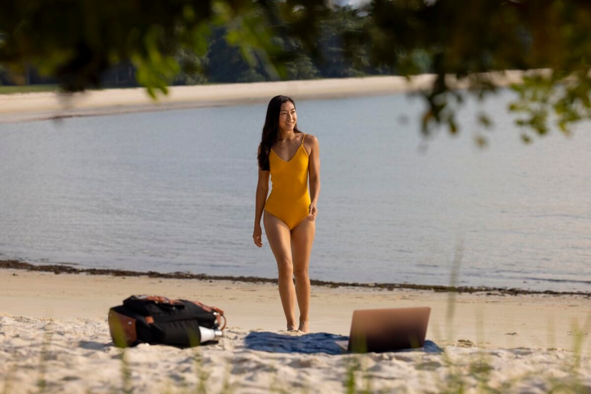 mujer viajando sola a la playa en verano
