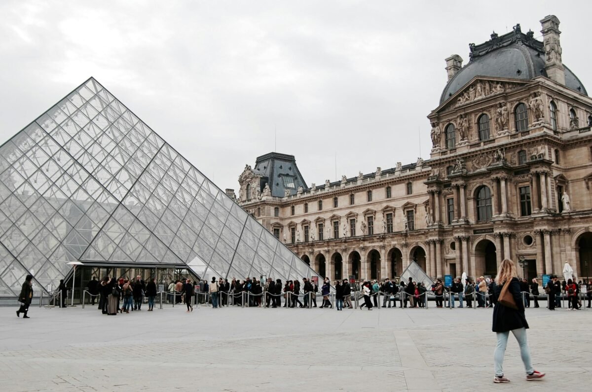 cola en la entrada al museo de Louvre en París