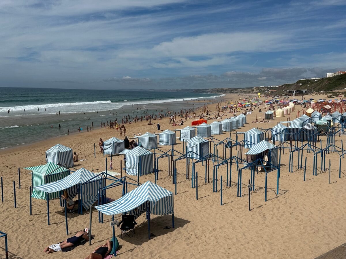 viajar sola a la playa en verano playa de Nazaré en Portugal