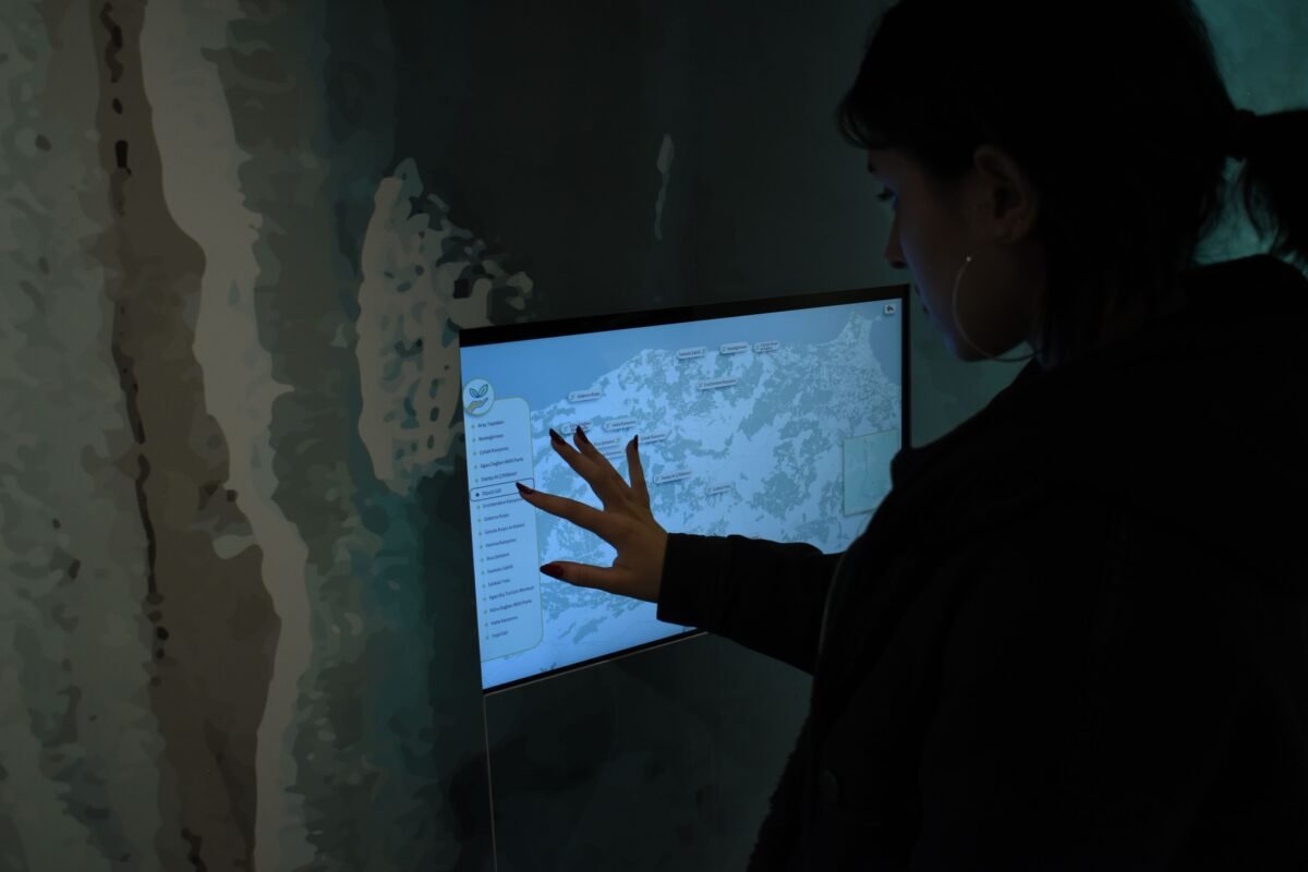 mujer viajera visitando un museo interactivo en su viaje