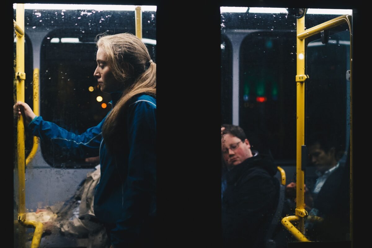 mujer viajera saliendo de noche en autobús de regreso al alojamiento