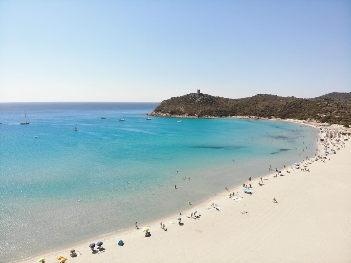viajar sola a la playa en verano playa en cerdeña