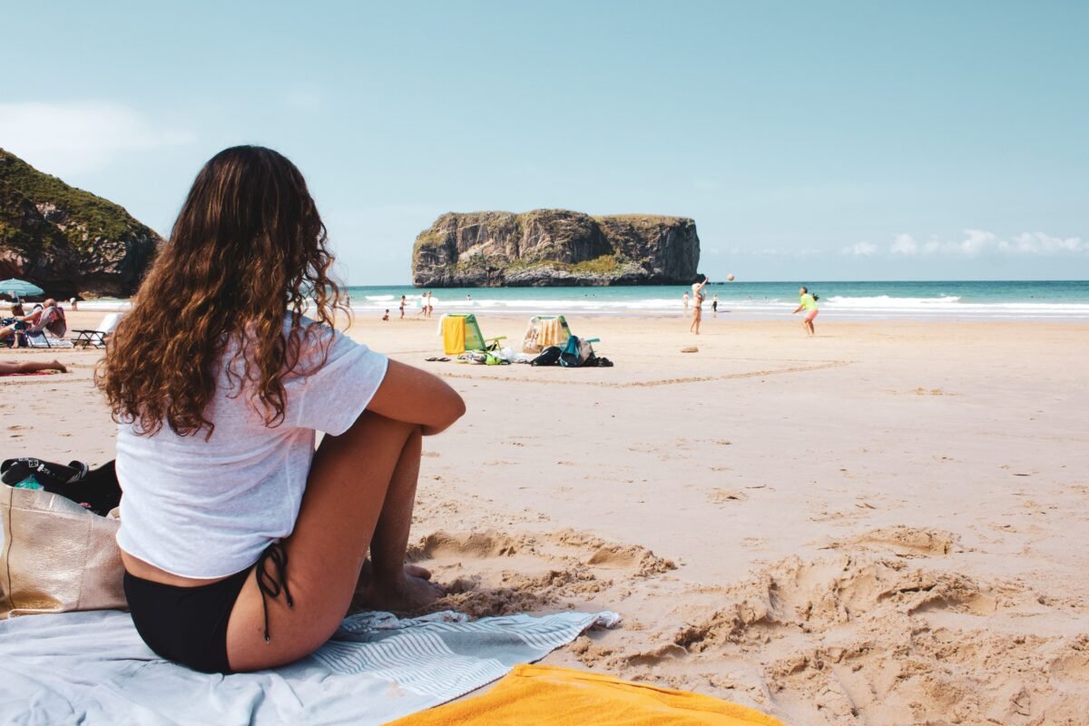 mujer viajando sola a la playa en verano