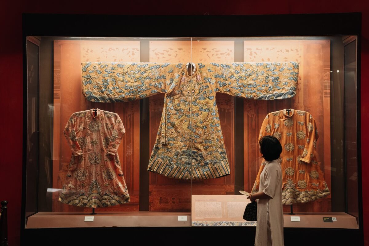 mujer viajera visitando un museo de moda
