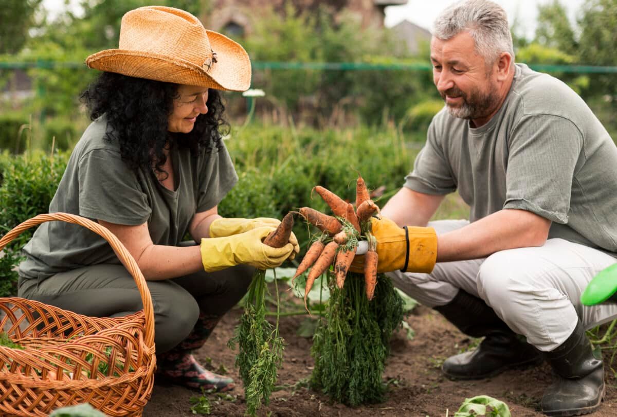 mujer viajera haciendo agroturismo