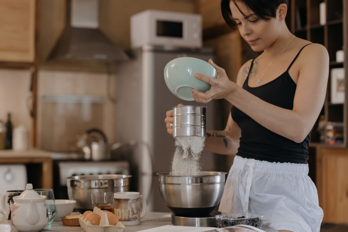 mujer que prefiere estar en casa y no le gusta viajar