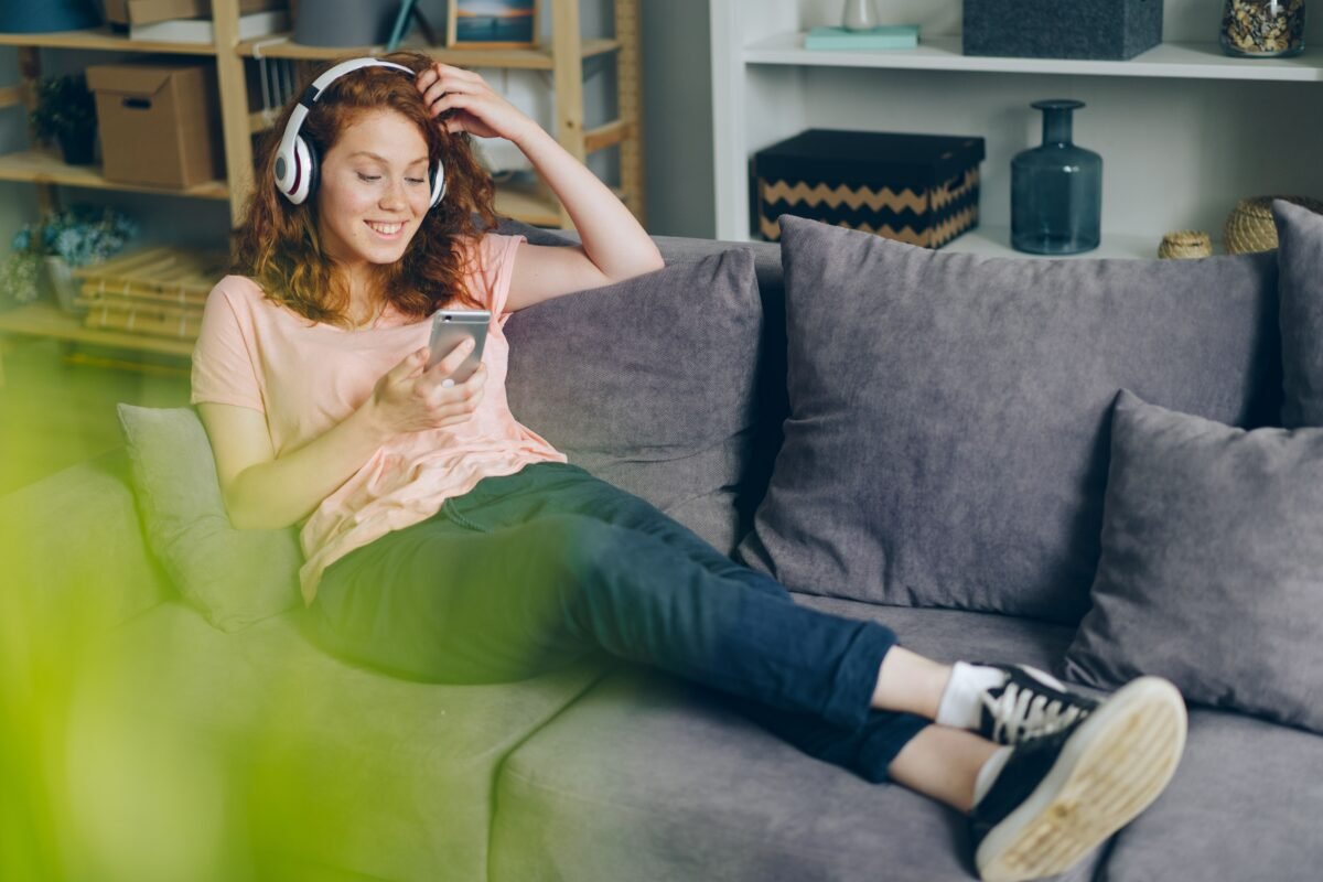 mujer feliz en casa y no le gusta viajar