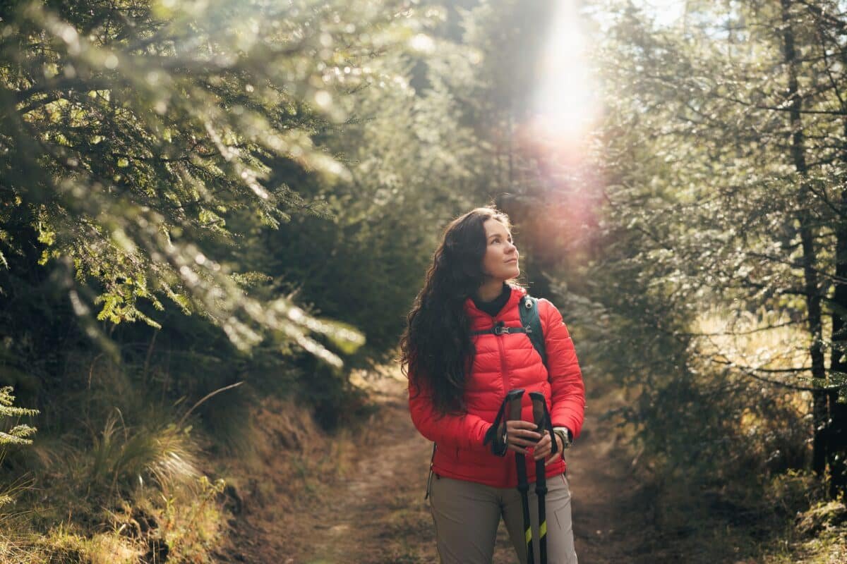 mujer viajera haciendo senderismo en la montaña