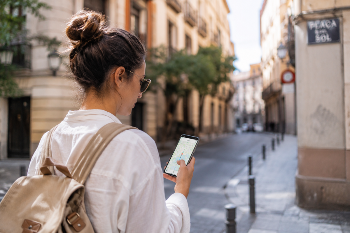 mujer viajera usando maps en su viaje