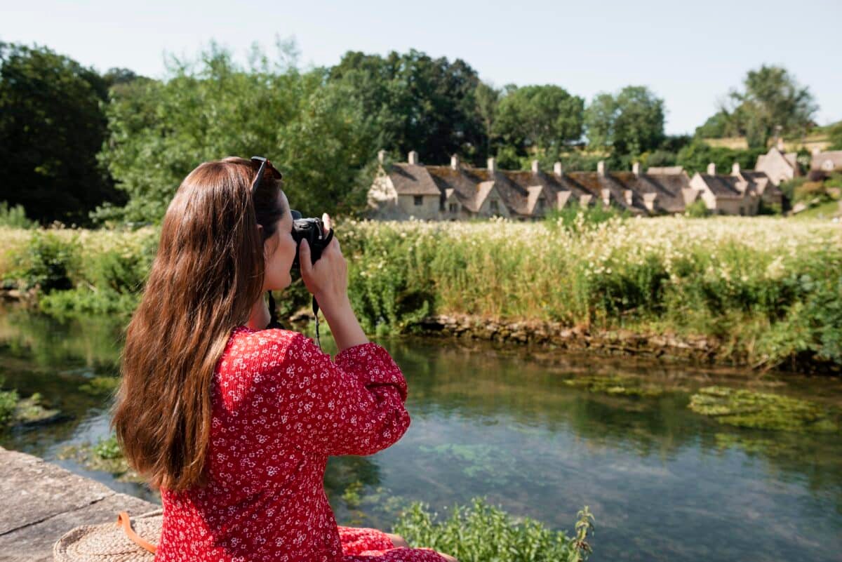 mujer viajera haciendo turismo rural