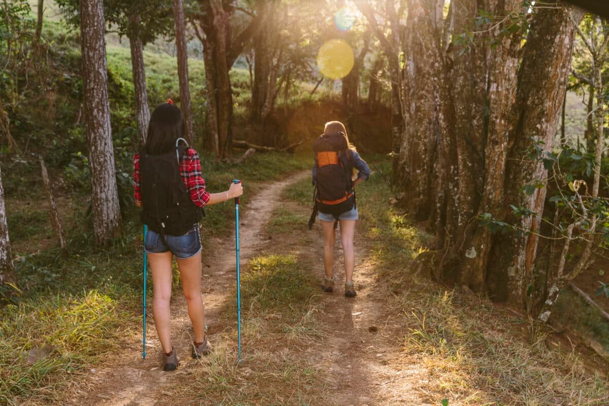 mujeres viajeras haciendo turismo de naturaleza en la montaña