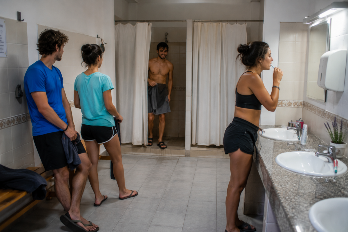 peregrinos en un baño en un albergue del camino de santiago