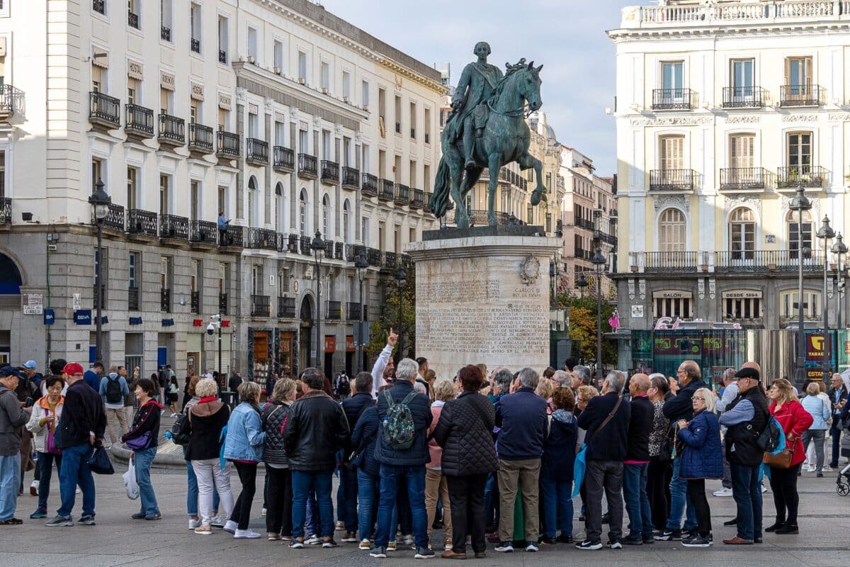 Guía explicando un recorrido a un grupo durante un free tour