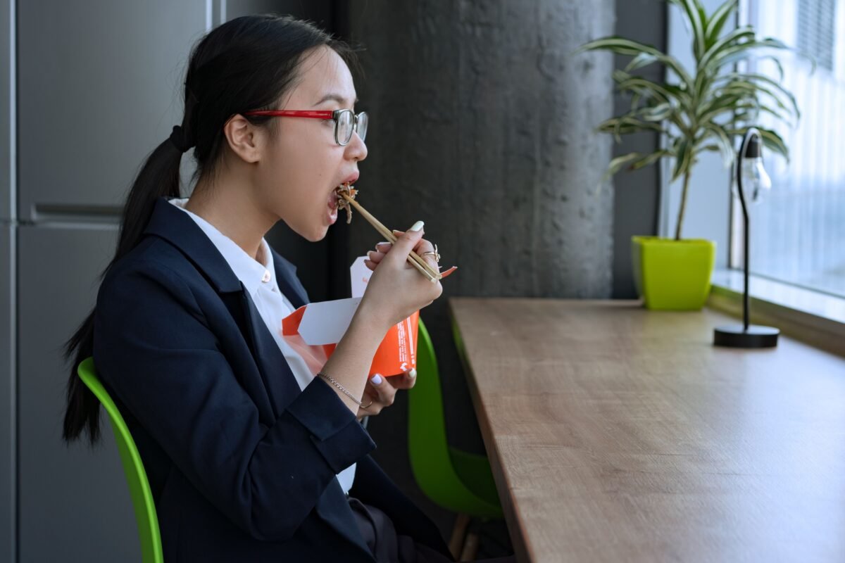 Mujer comiendo sola en un restaurante durante un viaje