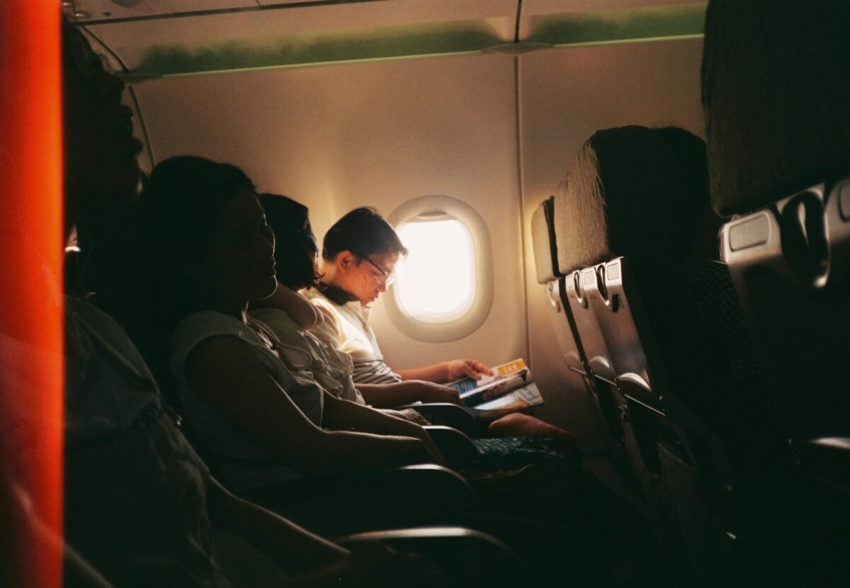 Modales en el avión y respeto por el espacio del pasajero