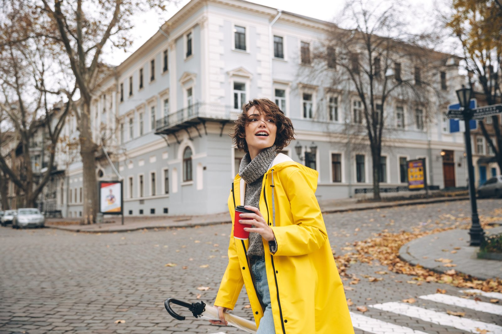 Outfits para viajar en otoño: cómo vestirse para un clima cambiante