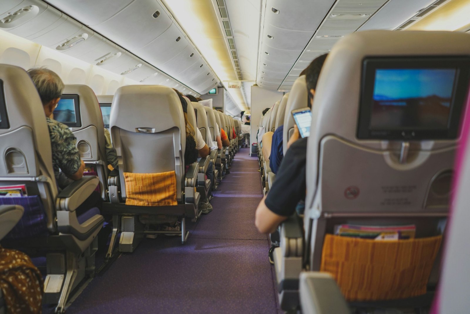 Cómo comportarse en el avión: reglas básicas para viajar con respeto